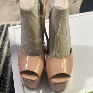 Selling platform Sam Edelman used once for wedding and no longer need.